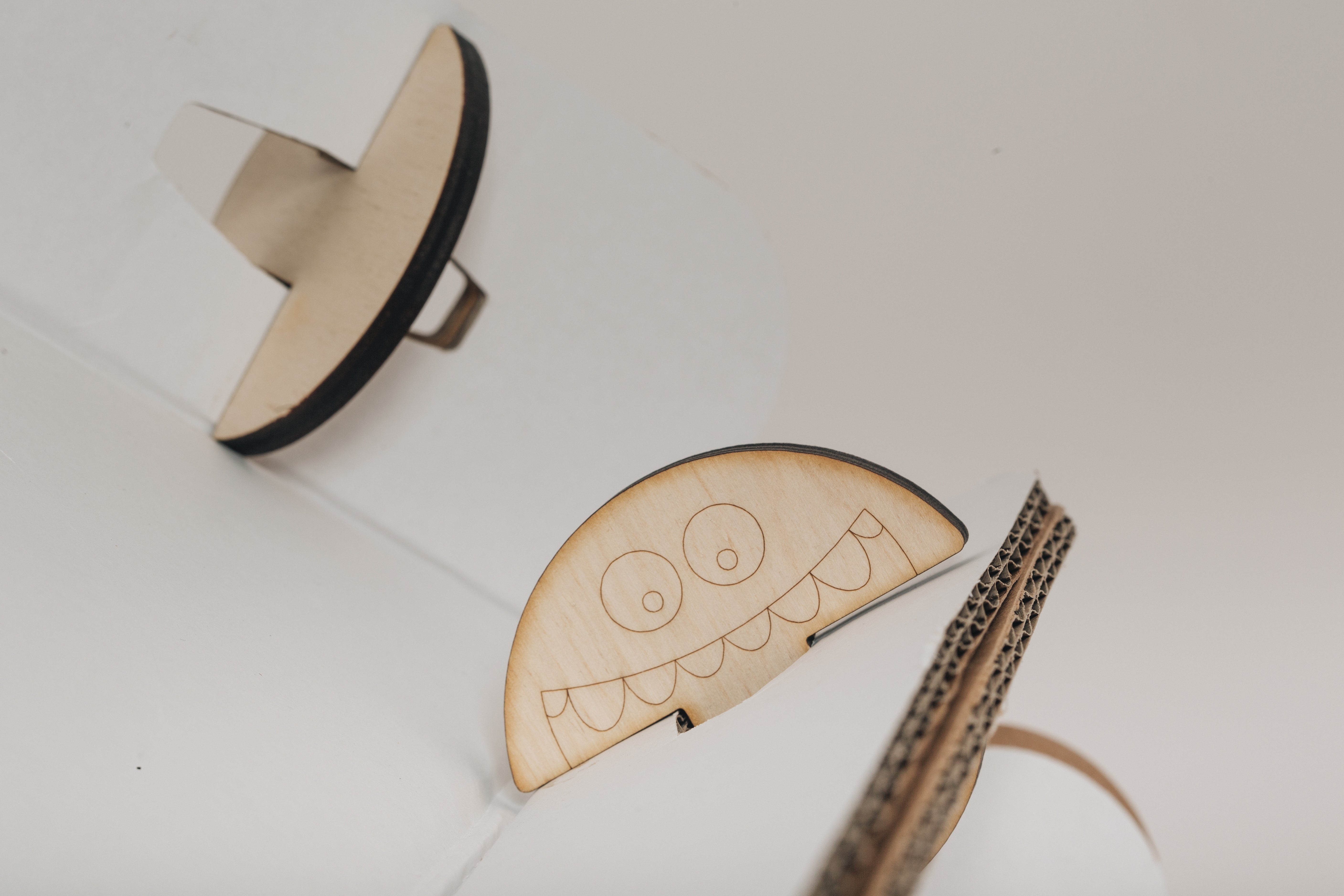 Glu Holzverbinder - kinderfreundlichste und stabilste Verbindung für zwei Flächen